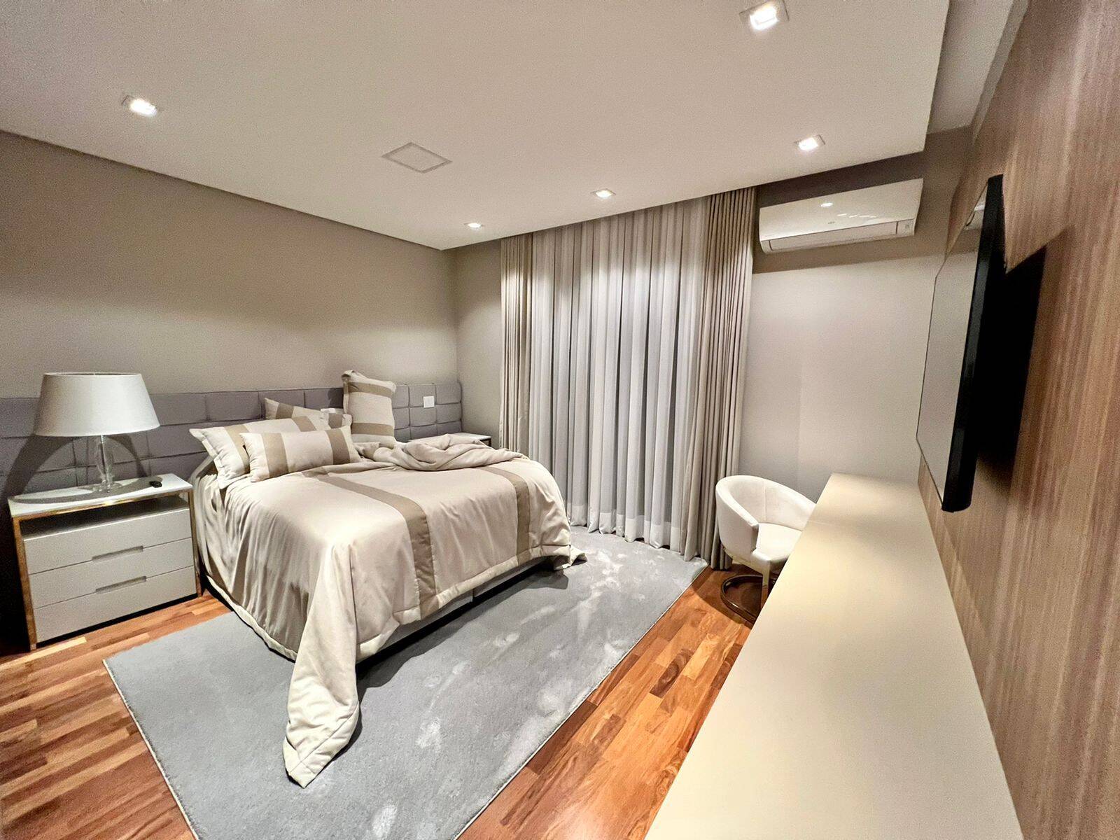Casa com 5 suítes, elevador e lazer completo à venda em Alphaville
