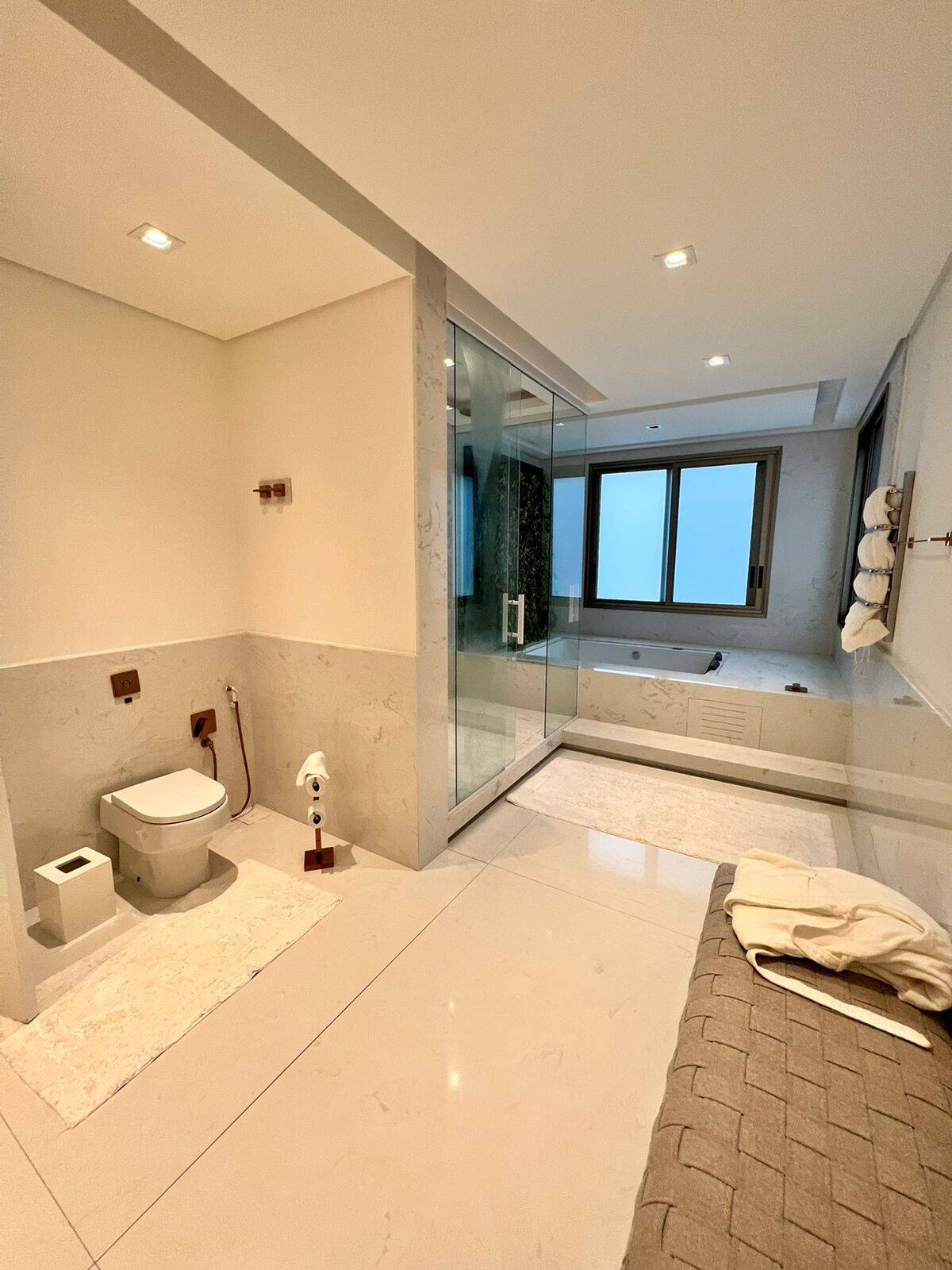 Casa com 5 suítes, elevador e lazer completo à venda em Alphaville