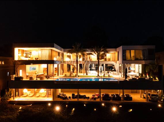 Casa com 6 suítes, vista panorâmica e arquitetura contemporânea no Tamboré 2
