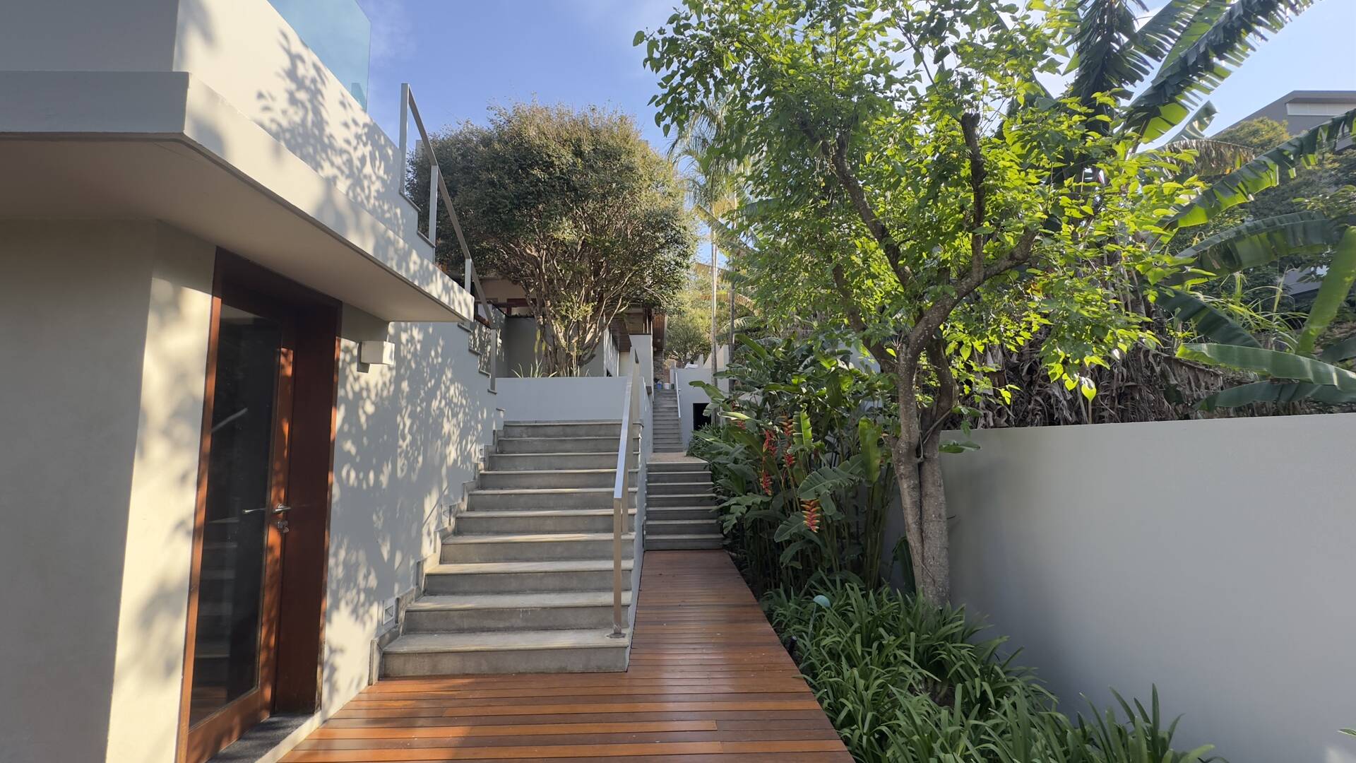 Casa Contemporânea com Vista Permanente, Piscina com Raia e Projeto Autoral em Alphaville