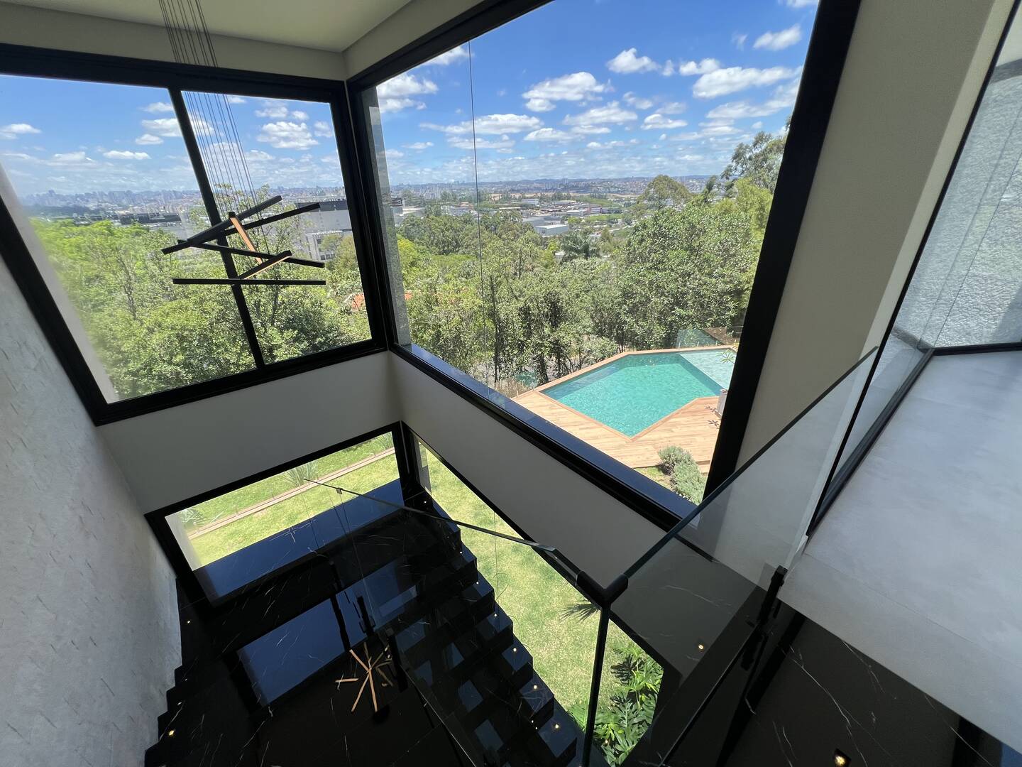 Casa Contemporânea na Esquina Mais Alta de Alphaville com 4 Suítes e Projeto de Expansão