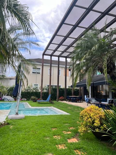 Casa Totalmente Reformada à Venda no Tamboré 1 | 5 Suítes e Ambientes Integrados