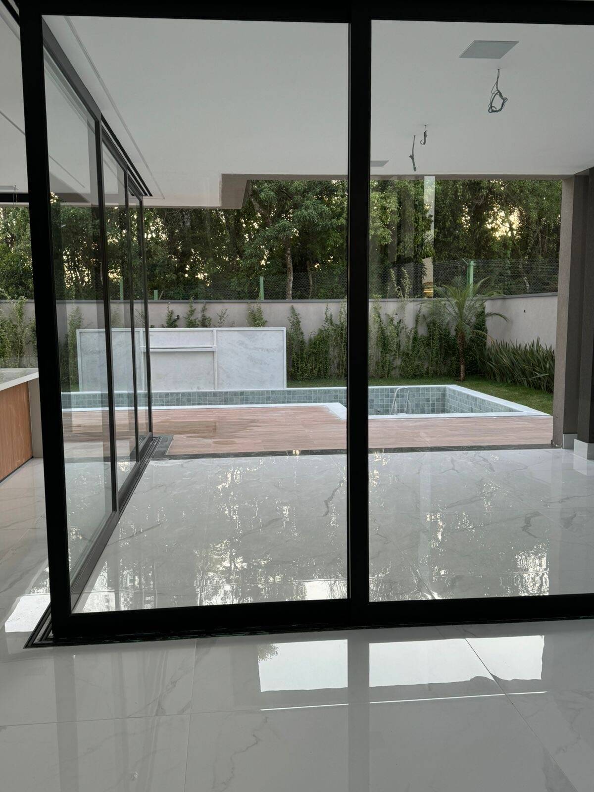 Casa à venda no Gênesis 2 com 4 suítes, elevador e fundos para a mata