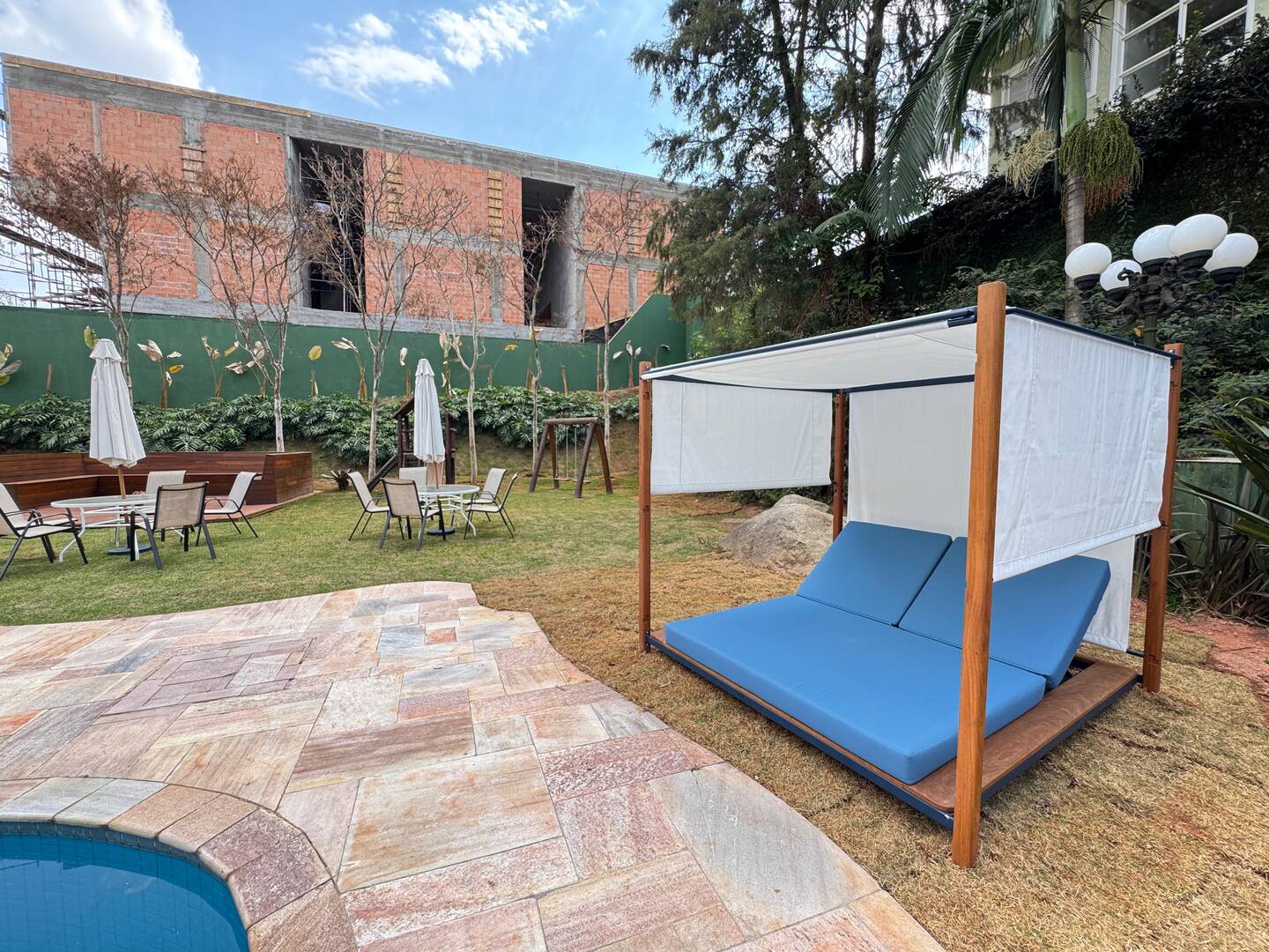 Casa Contemporânea à Venda no Tamboré 1 com 5 Suítes e Lazer Integrado
