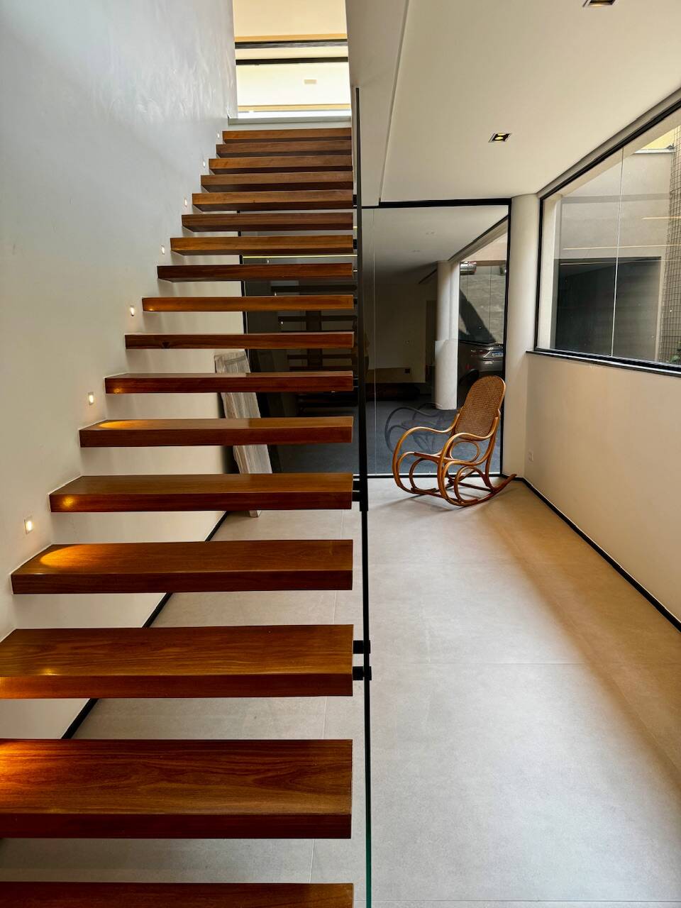 Casa recém-construída à venda no Alphaville Residencial 1 com 4 suítes e automação