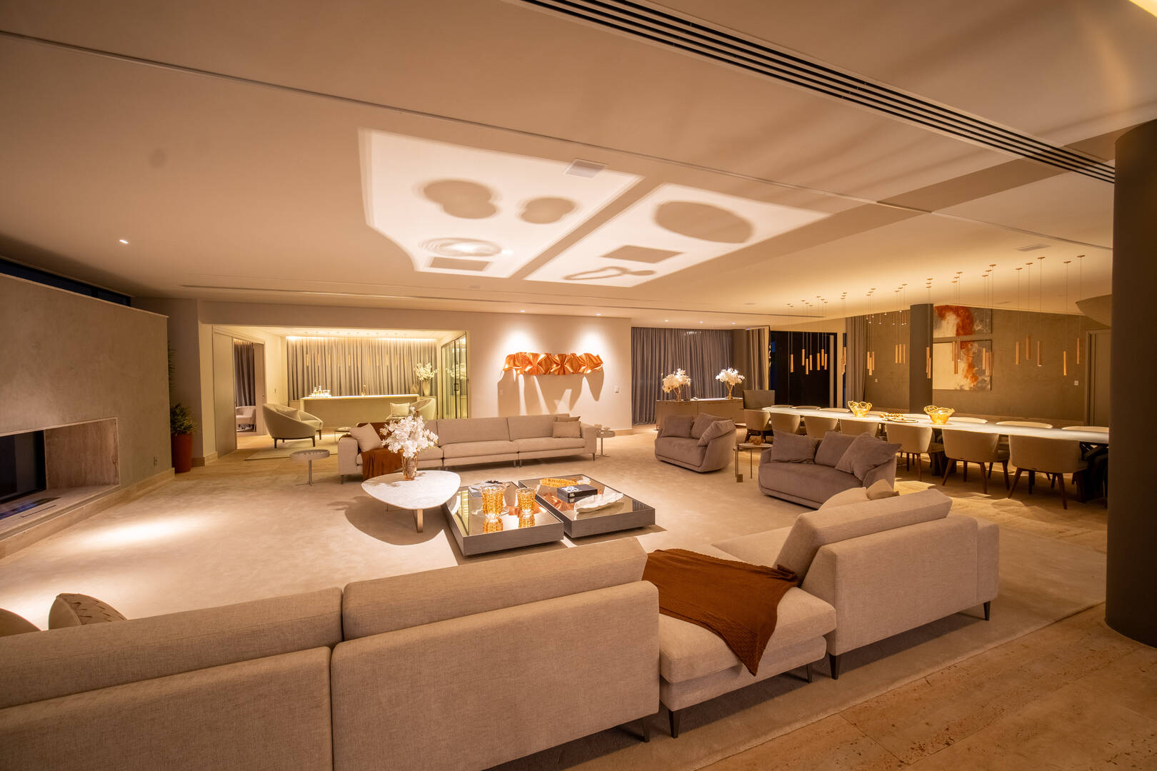 Casa à venda no Tamboré 2 com 6 suítes, SPA privativo, piscina e 2.385 m²
