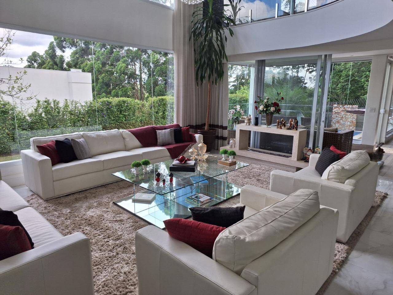 Casa com fundo para mata - Residencial Tamboré 11 - Venda porteira fechada.