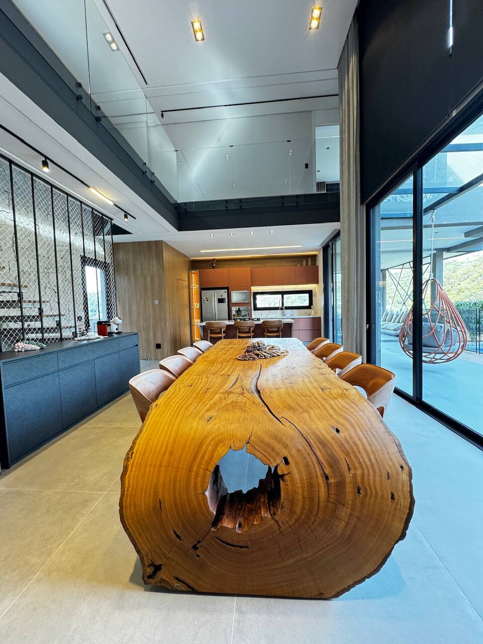Casa Contemporânea à Venda em Alphaville com 5 Suítes, Spa e Piscina Aquecida