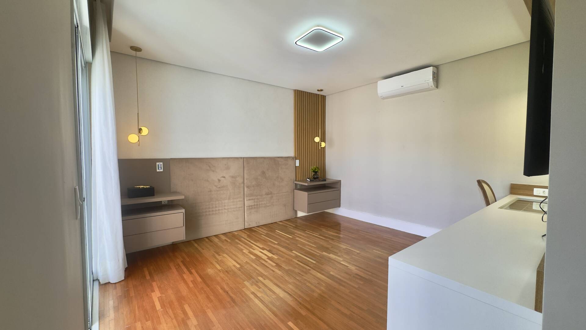 Casa Contemporânea à Venda em Alphaville com 4 Suítes, Piscina e Integração de Ambientes