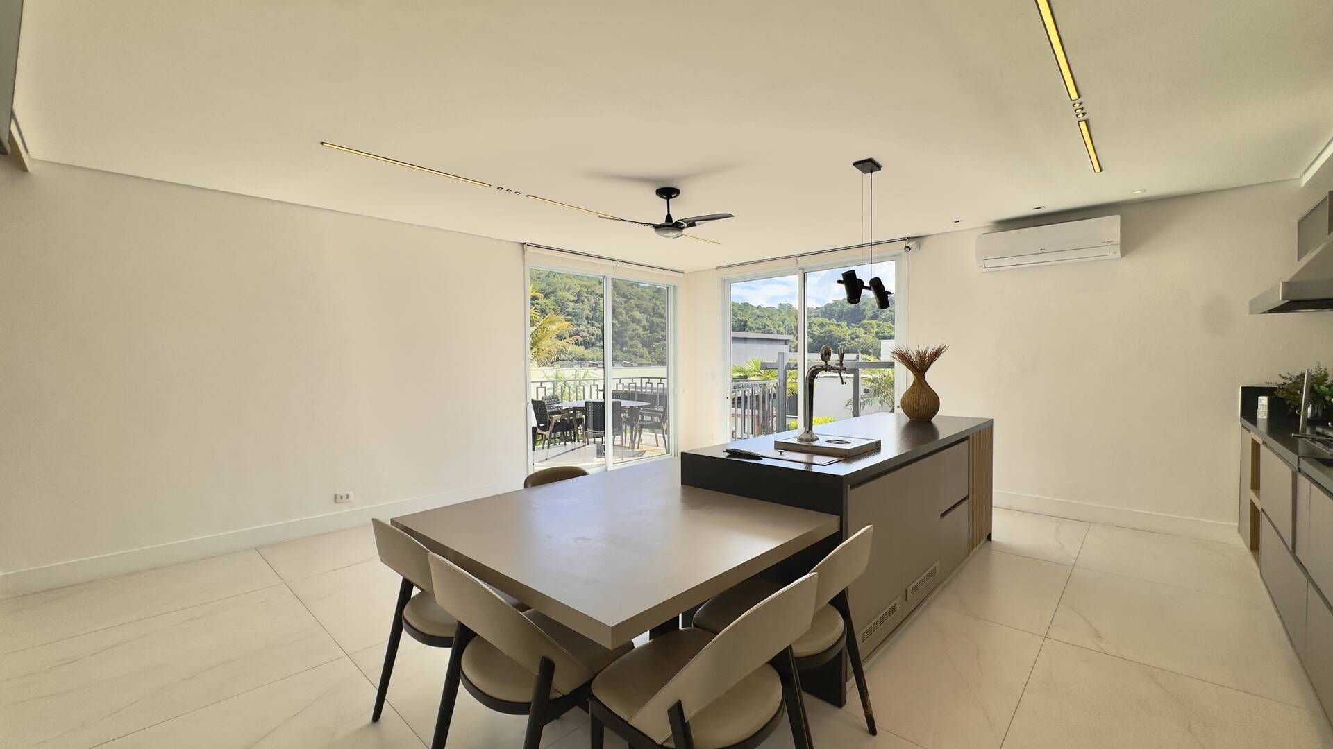 Casa Contemporânea à Venda em Alphaville com 4 Suítes, Piscina e Integração de Ambientes