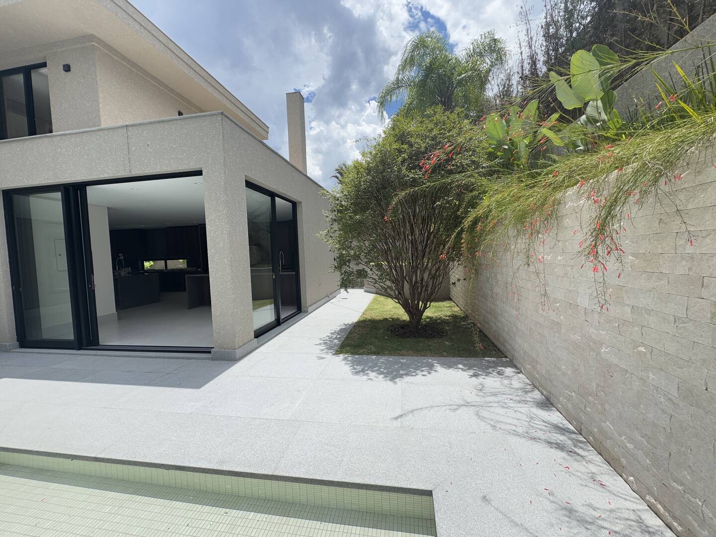 Casa à venda com 4 suítes, piscina com prainha e área gourmet integrada
