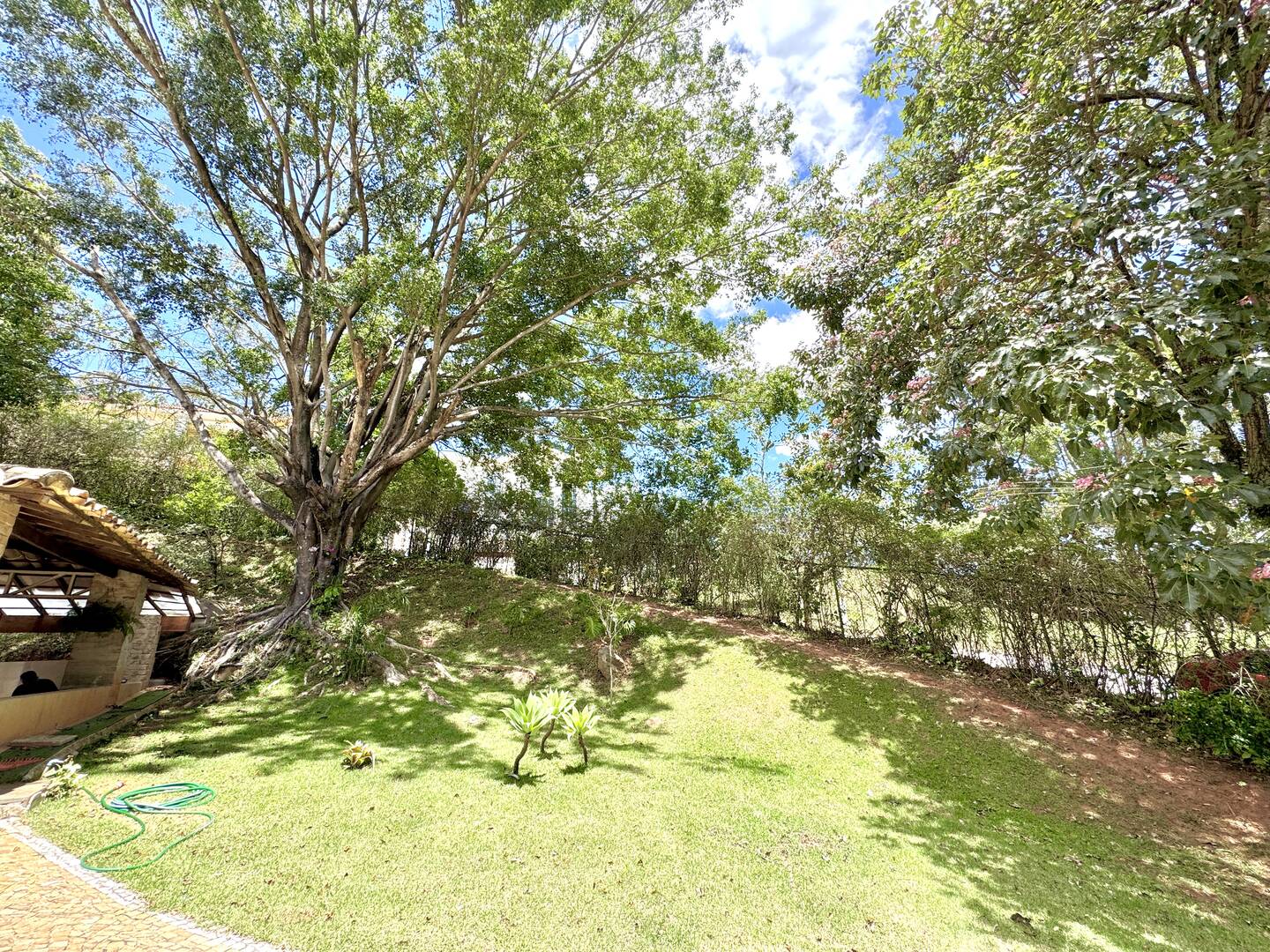 Casa à Venda no Tamboré 1 com 4.000 m², Vista Permanente e Estilo Casa de Campo