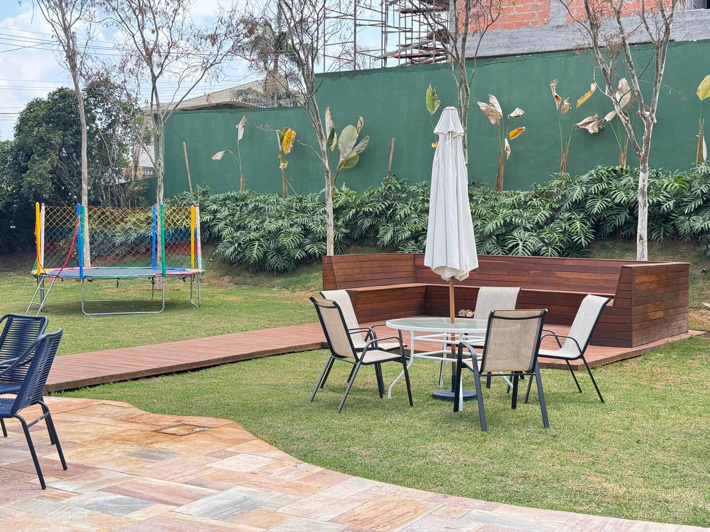 Casa Contemporânea à Venda no Tamboré 1 com 5 Suítes e Lazer Integrado