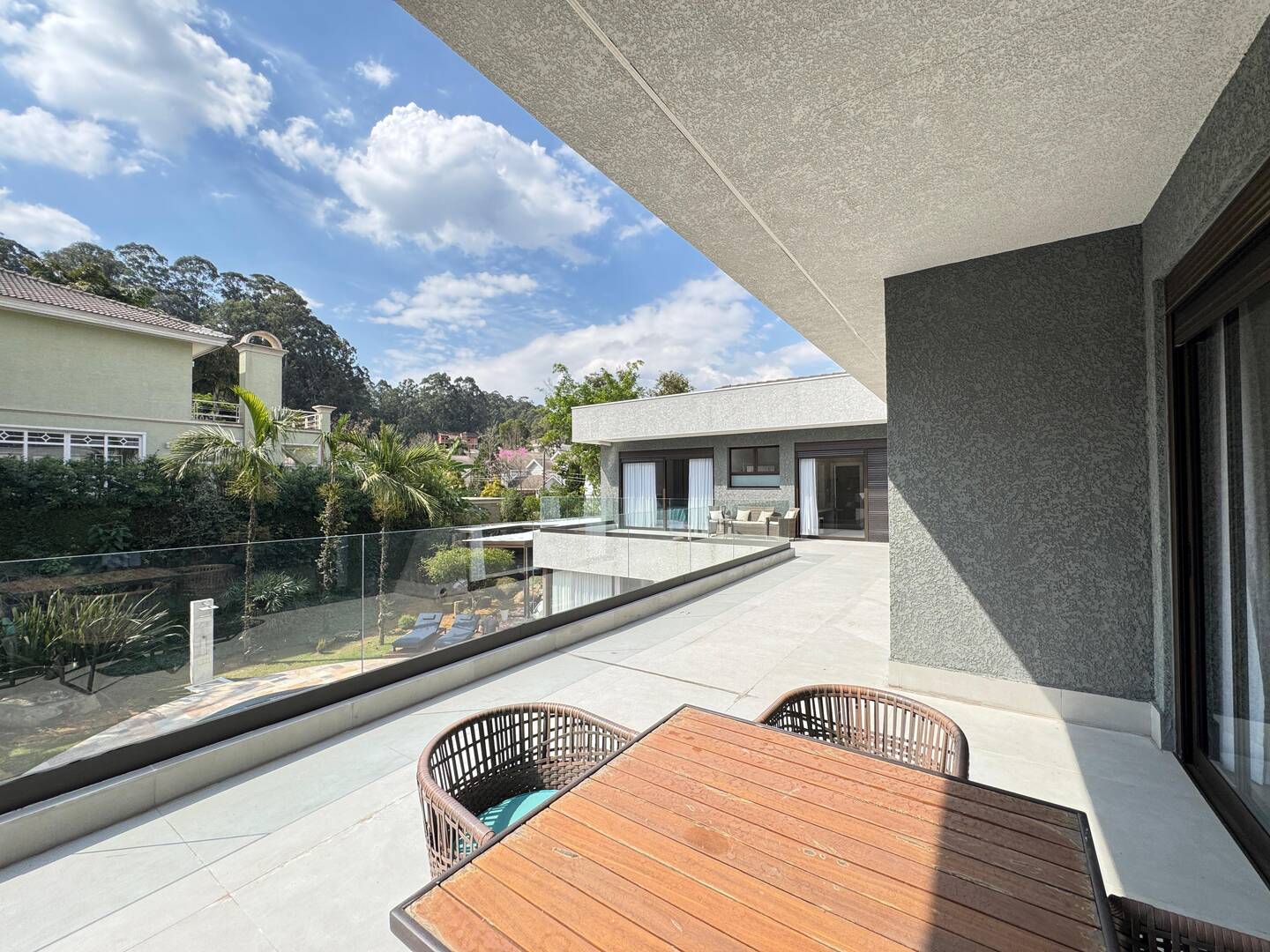 Casa Contemporânea à Venda no Tamboré 1 com 5 Suítes e Lazer Integrado
