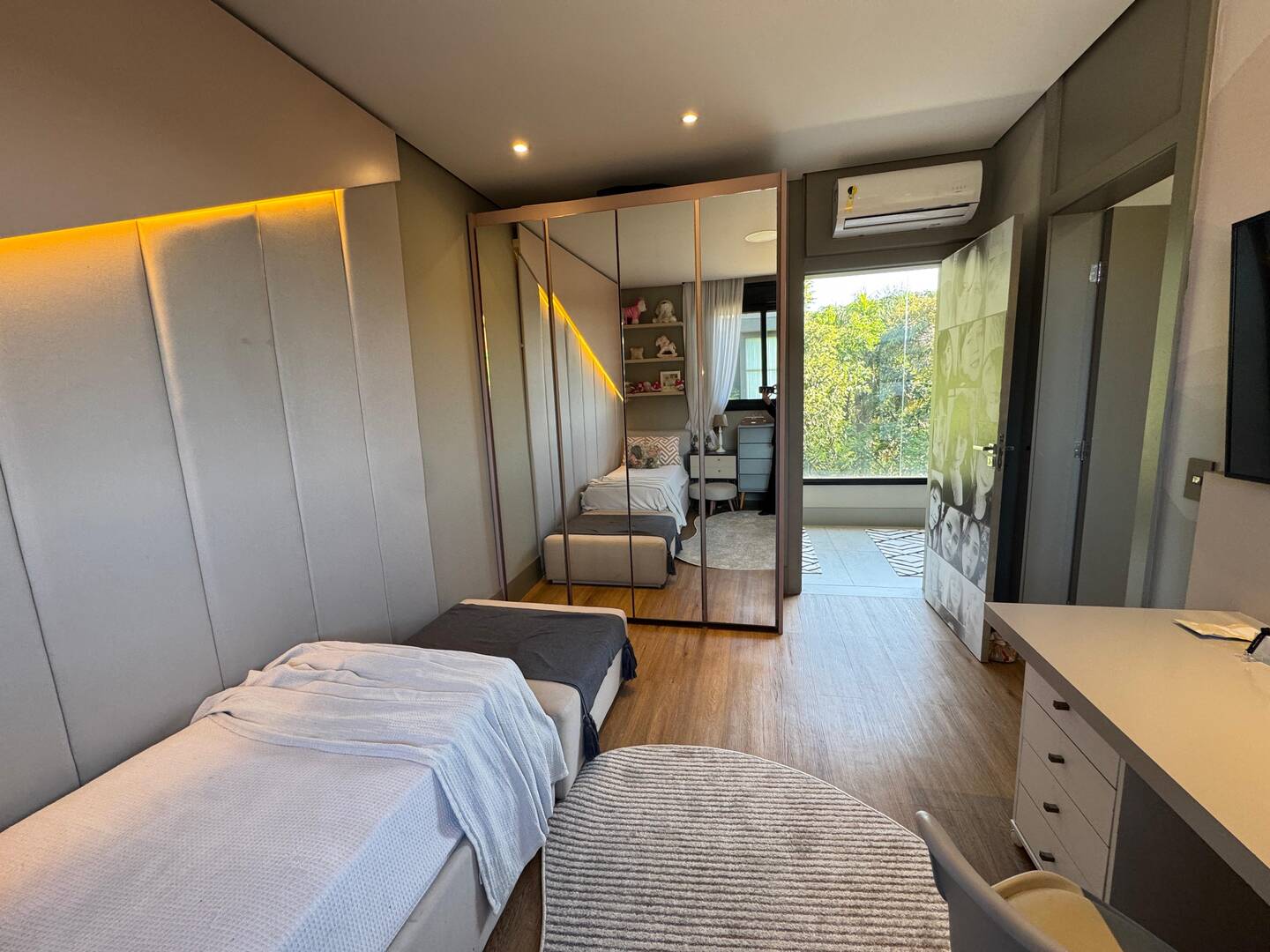 Casa contemporânea com vista para o lago e mata preservada no Gênesis 2