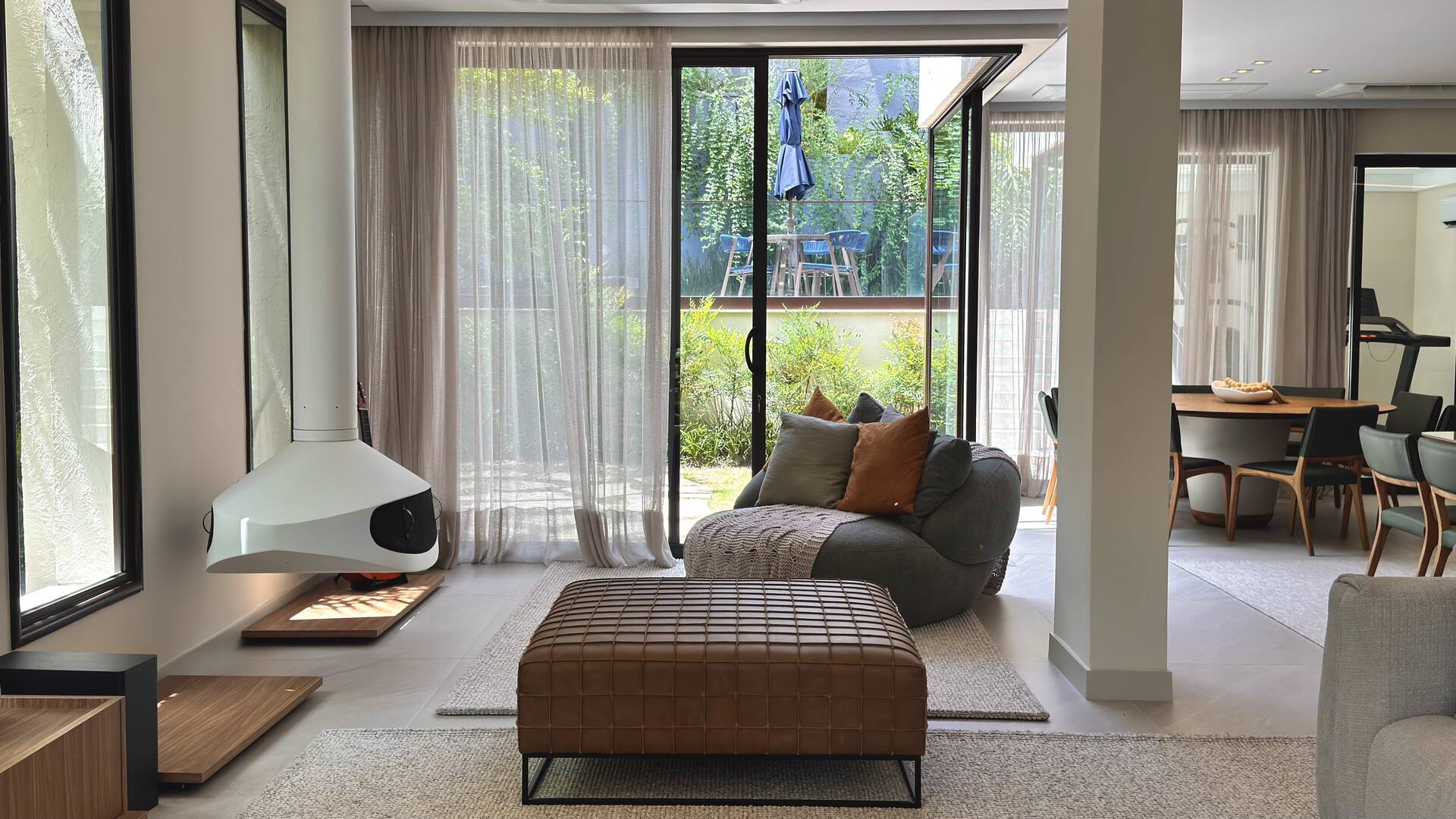 Casa com retrofit completo, 4 suítes e mobiliário assinado à venda em Alphaville