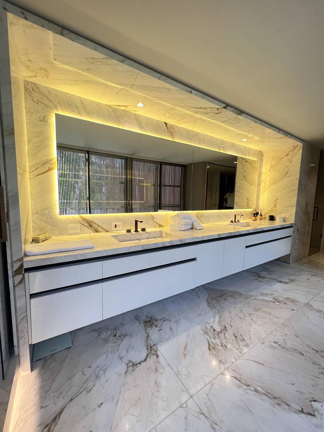 Residência autoral de David Bastos com piscina natural e design brasileiro