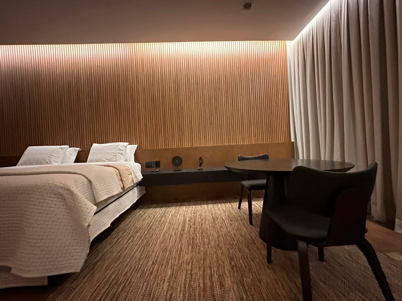 Residência Contemporânea com 2.431m², 4 Suítes, Lazer Completo e Alta Tecnologia