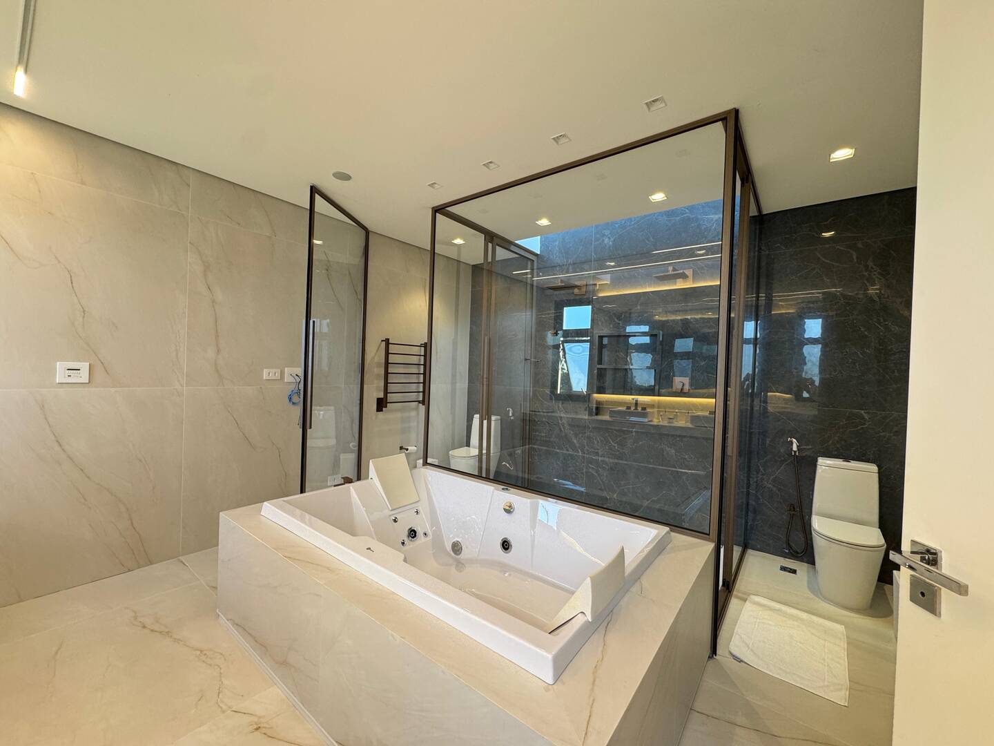 Casa com projeto de Breno Santiago e lazer completo no Haras Guancan