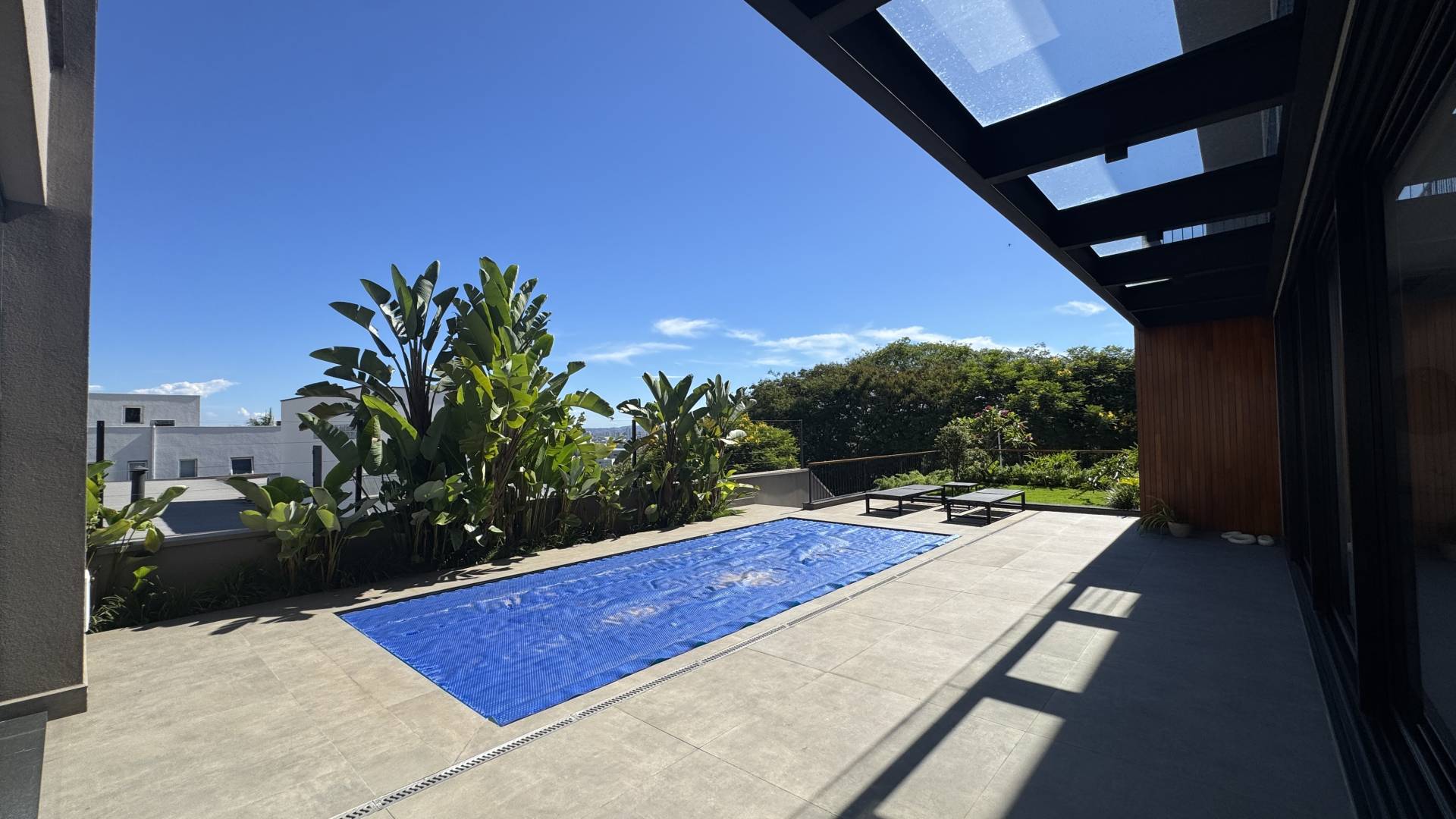 Casa à venda no Tamboré 10 com vista permanente para a mata e amplo terreno
