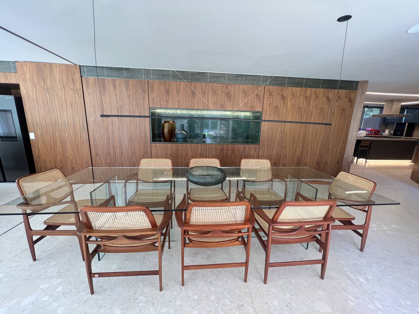 Residência autoral de David Bastos com piscina natural e design brasileiro