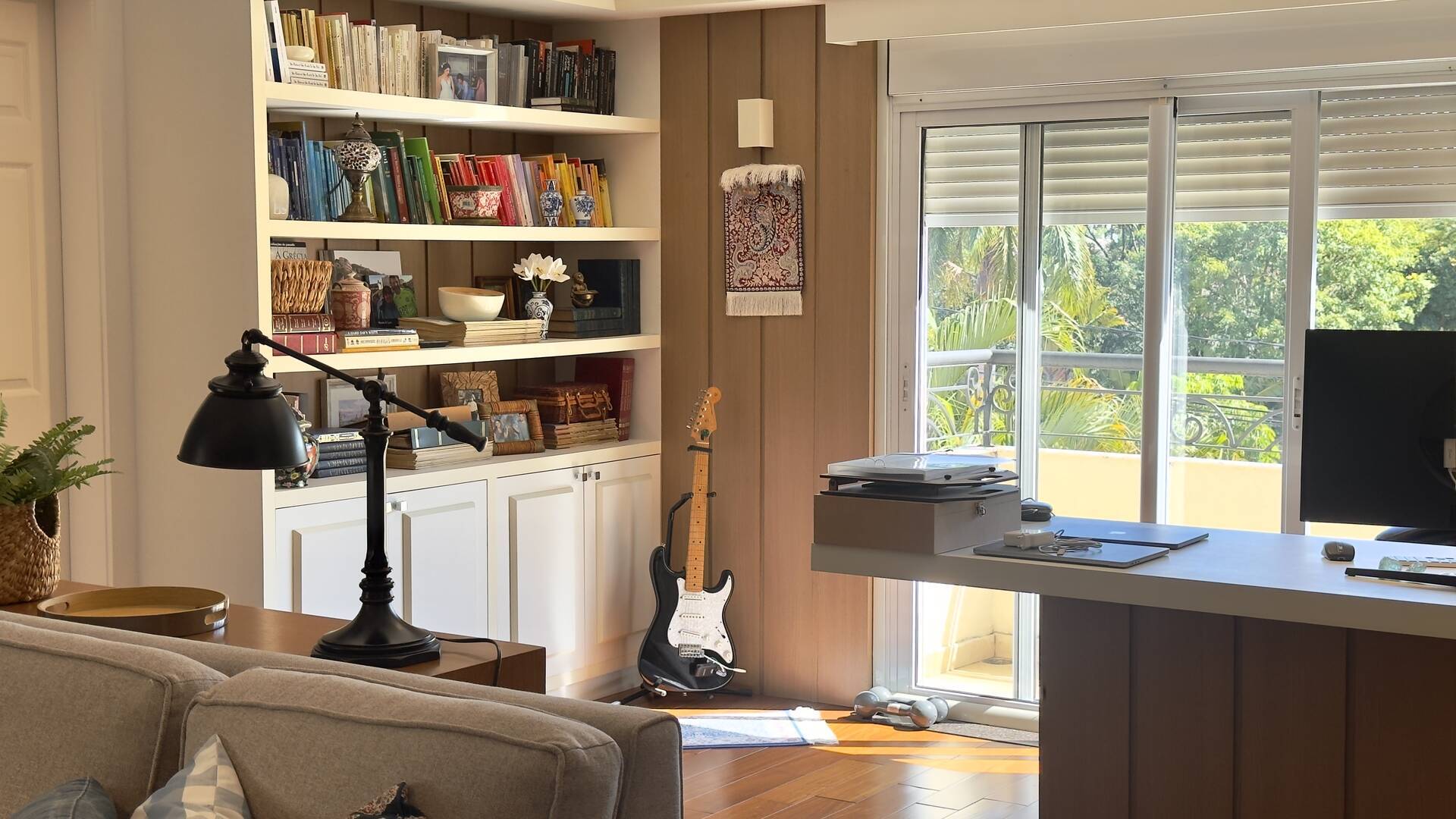 Casa com amplo terreno e excelente potencial de retrofit à venda em Alphaville