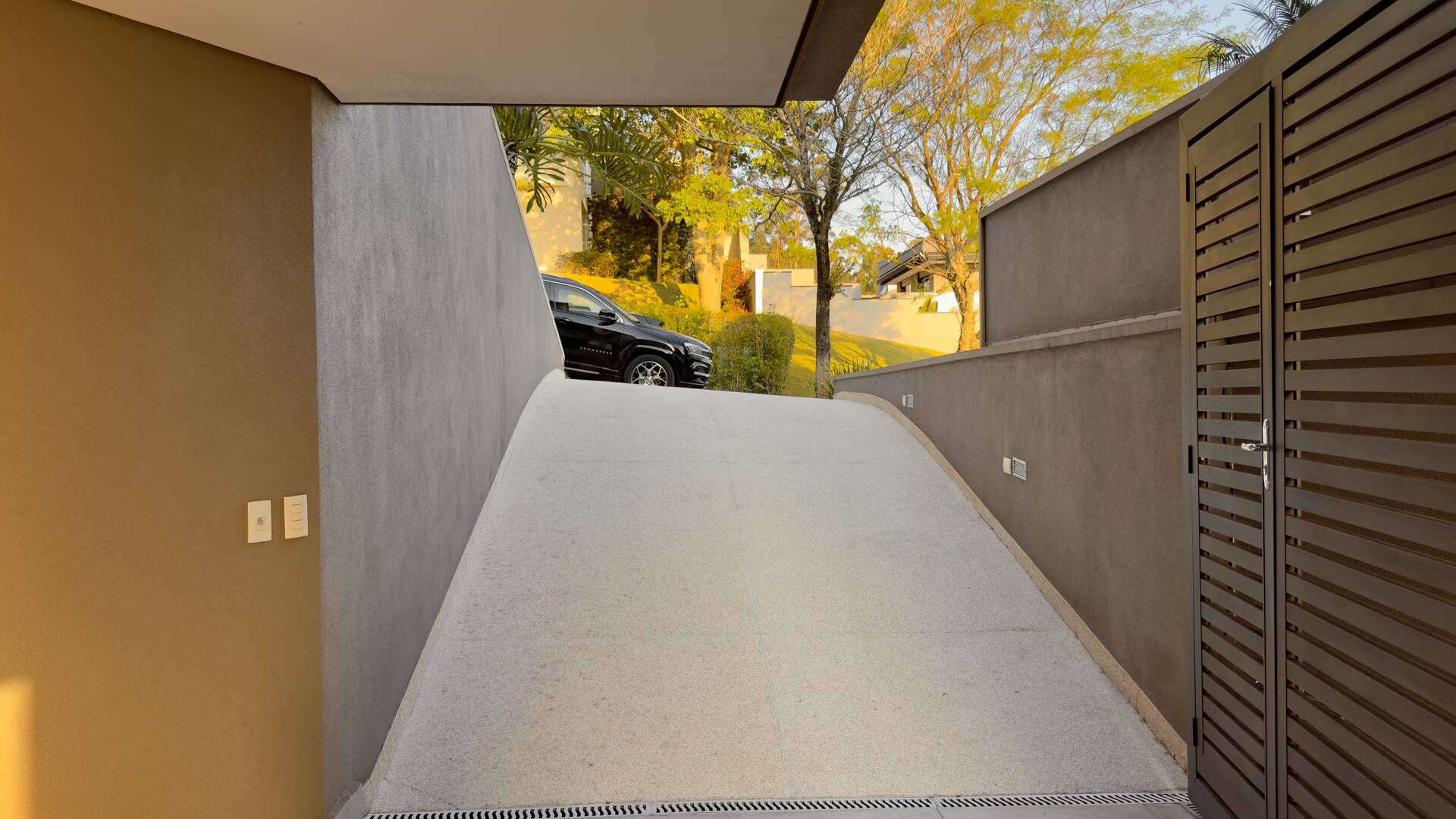 Casa à venda no Tamboré 10 com 4 suítes, área gourmet integrada e 539 m²