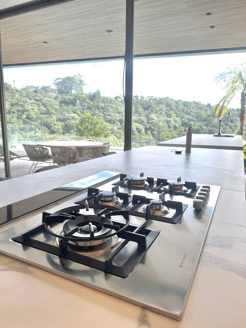 Casa contemporânea com lazer completo e elevador