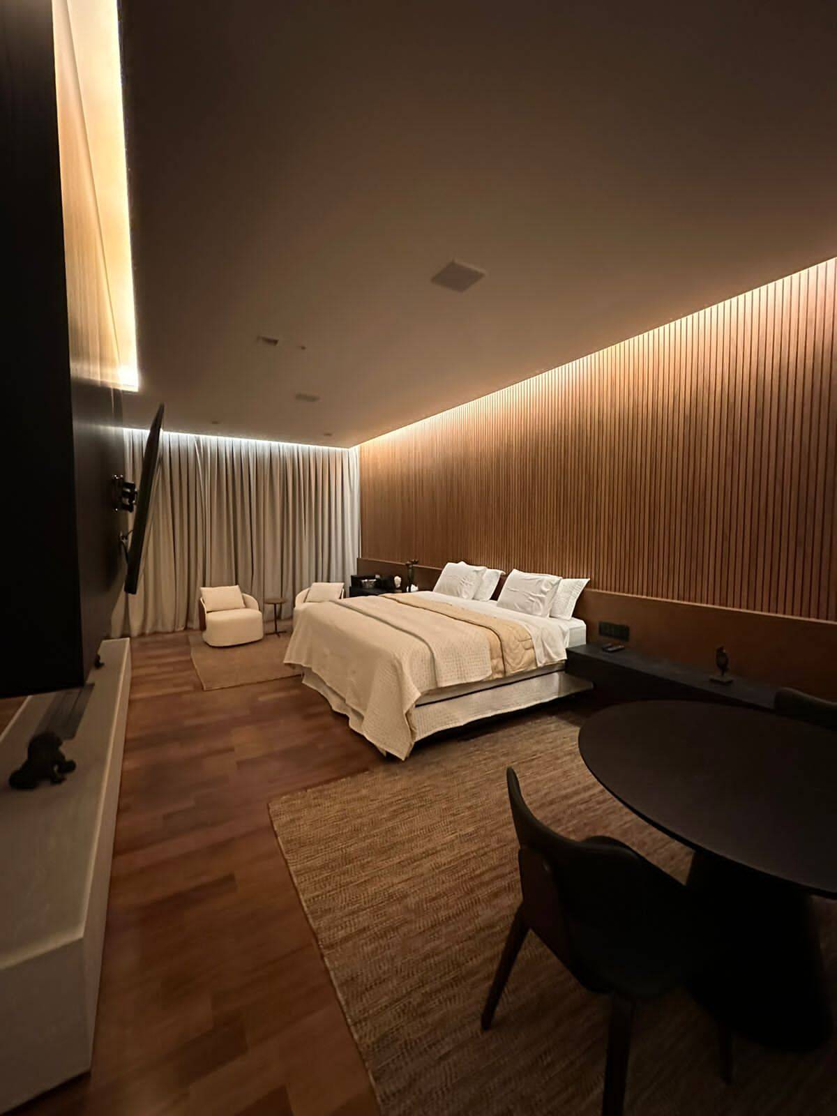Residência Contemporânea com 2.431m², 4 Suítes, Lazer Completo e Alta Tecnologia