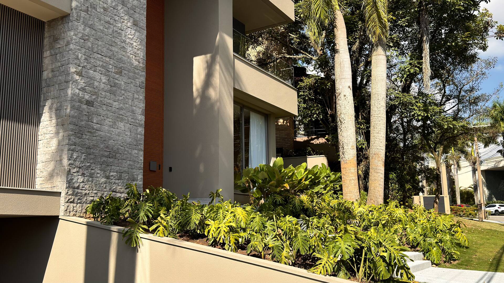 Casa Contemporânea no Tamboré 3 com Rooftop, 5 Suítes e Vista Permanente para a Praça