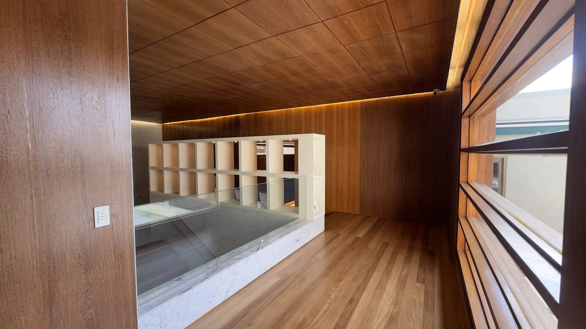 Casa Contemporânea com Vista Permanente, Piscina com Raia e Projeto Autoral em Alphaville