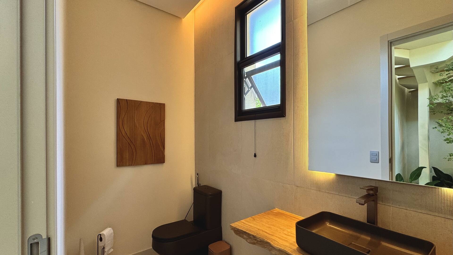 Casa com retrofit completo, 4 suítes e mobiliário assinado à venda em Alphaville