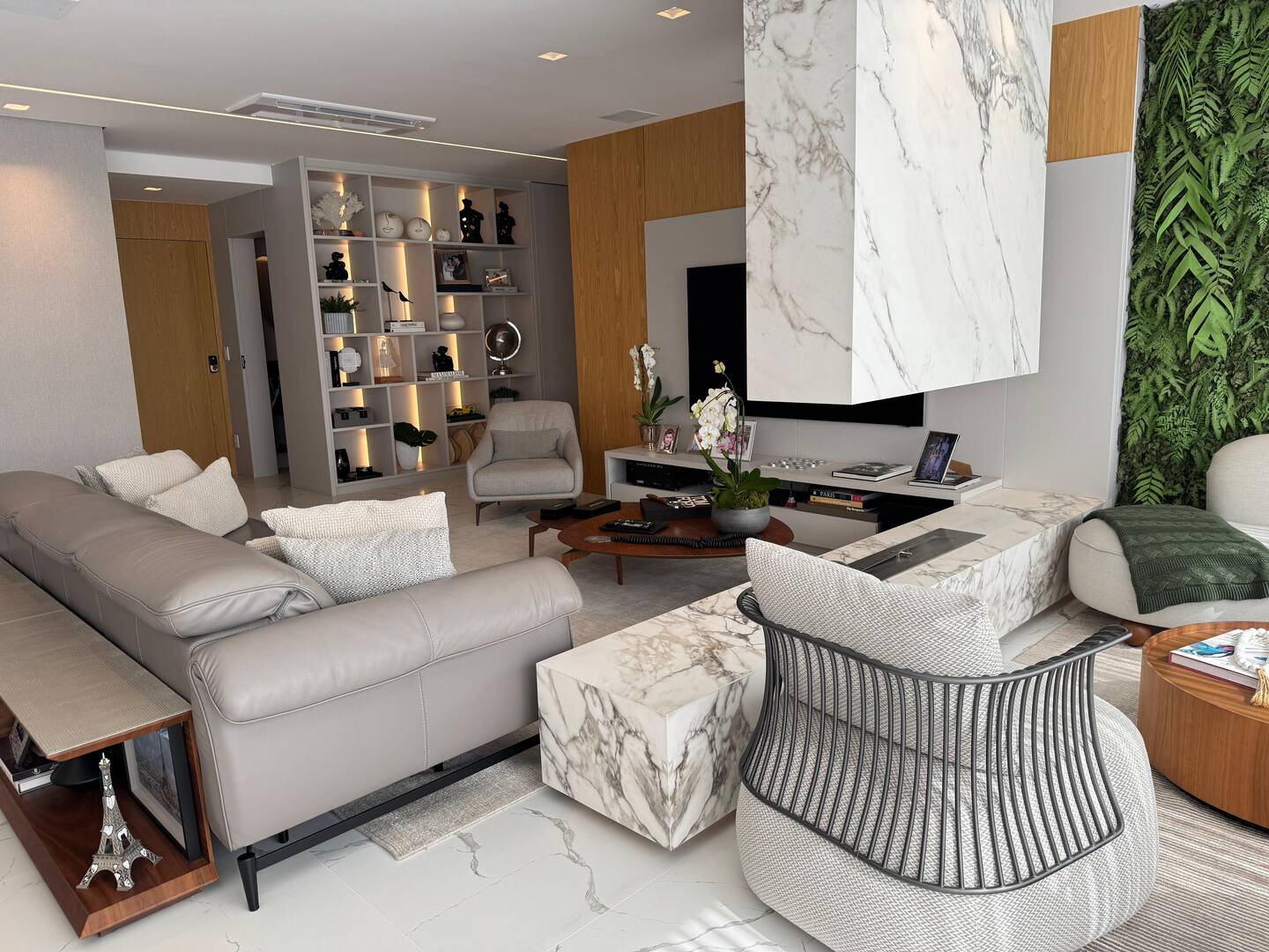 Apartamento mobiliado no ATRIA Alphaville com 3 suítes e automação completa