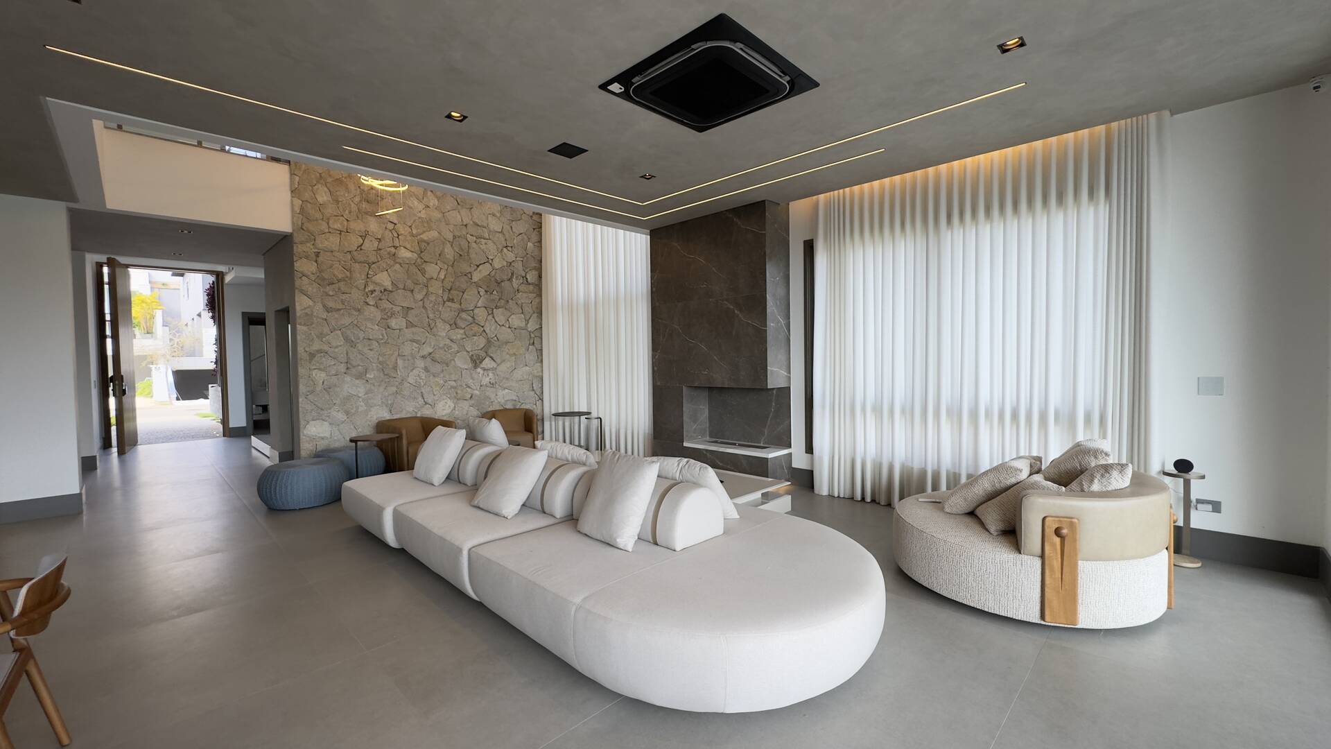 Casa contemporânea com lazer completo e elevador