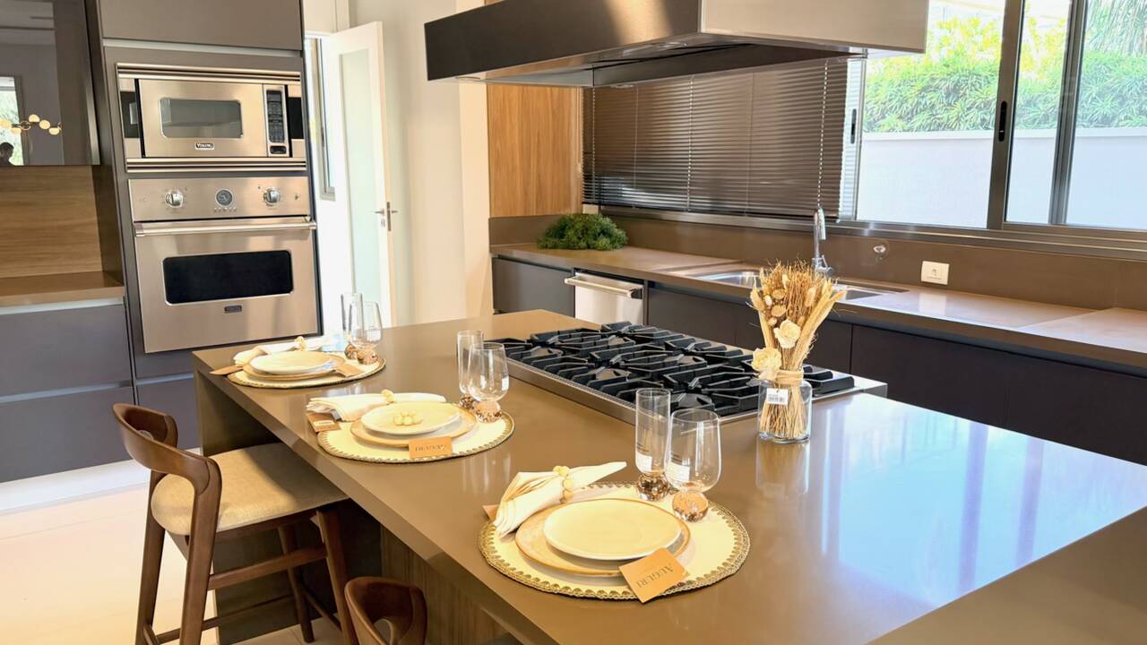 Casa à Venda no Tamboré 3 com 5 Suítes, Man Cave Exclusiva e Lazer Completo