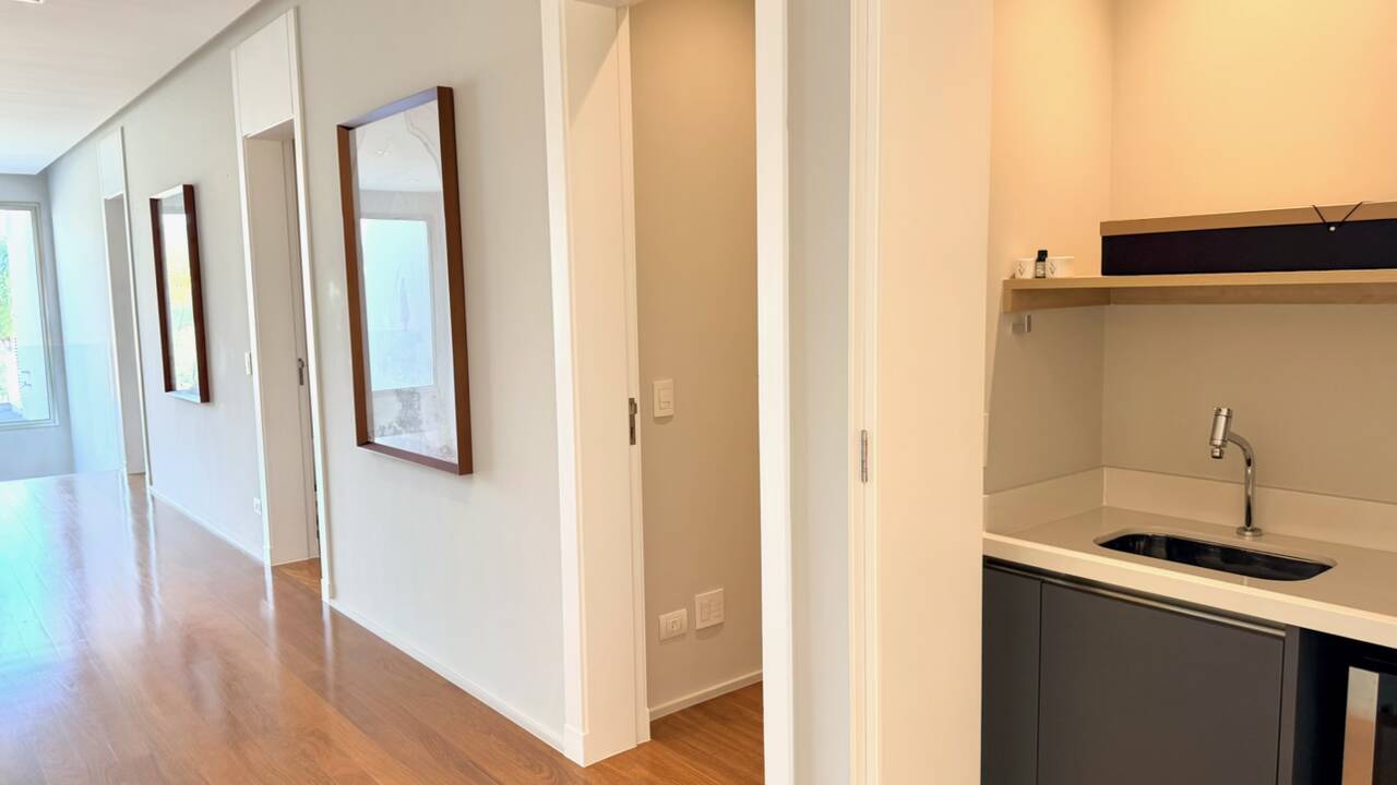 Casa à Venda no Tamboré 3 com 5 Suítes, Man Cave Exclusiva e Lazer Completo