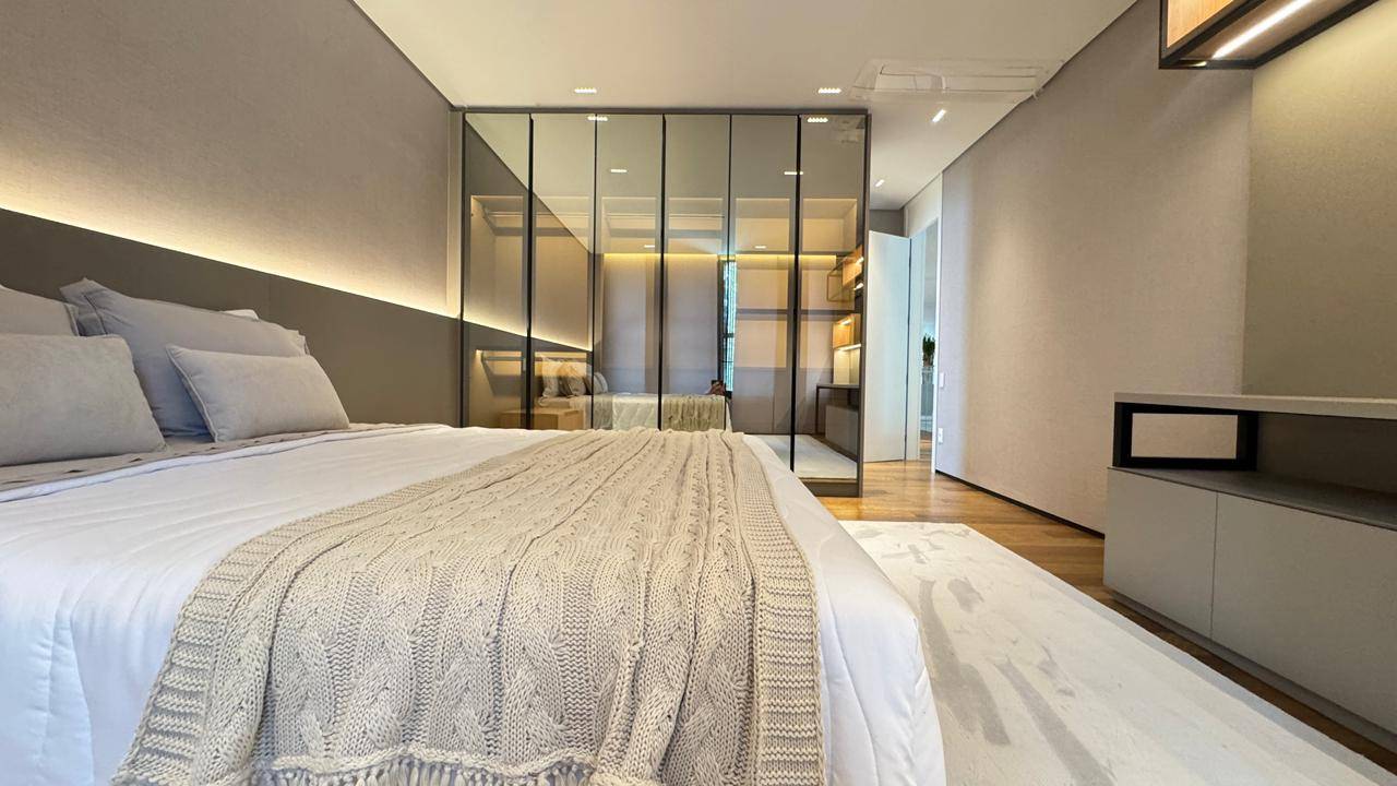 Casa à venda no Tamboré 2 com 5 suítes, duas adegas, elevador e vista permanente