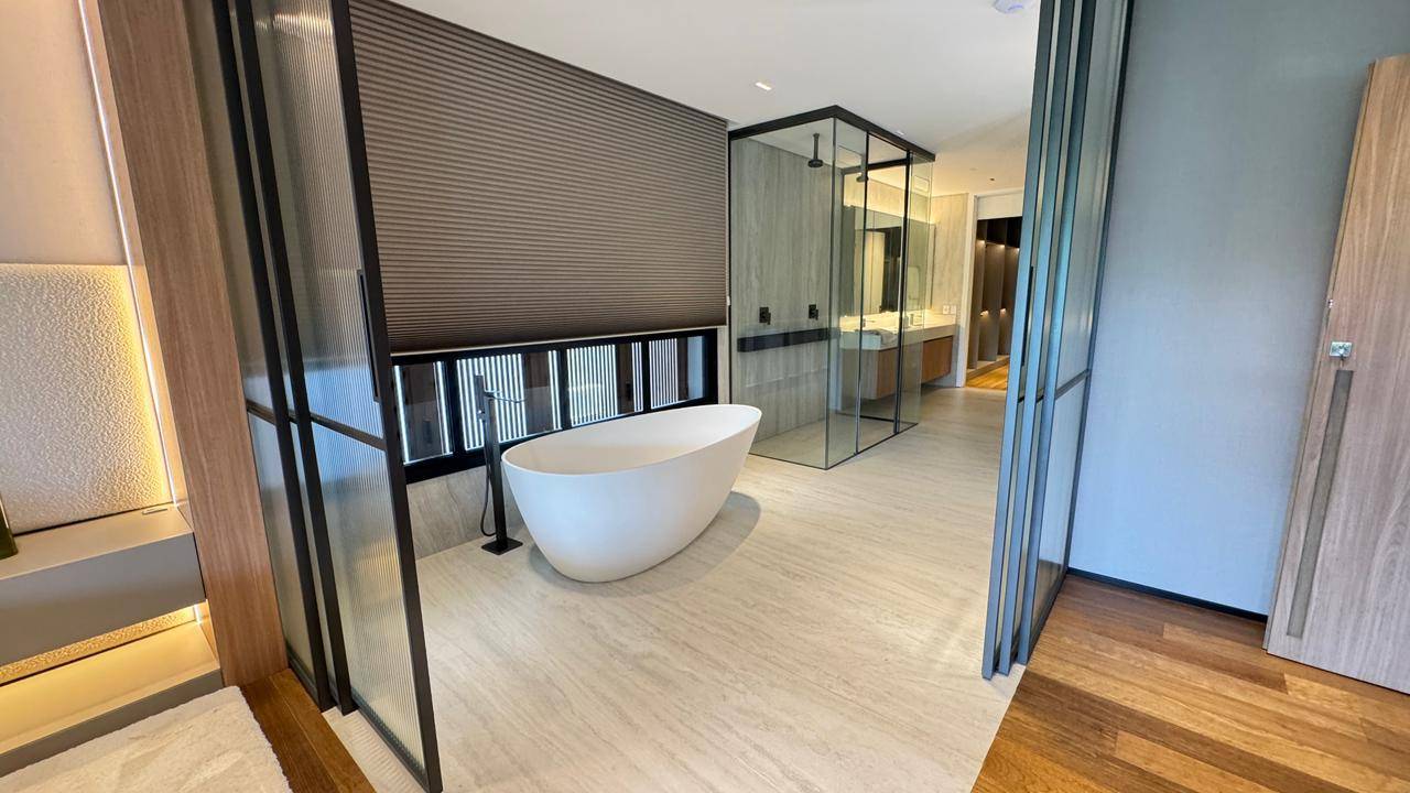 Casa à venda no Tamboré 2 com 5 suítes, duas adegas, elevador e vista permanente