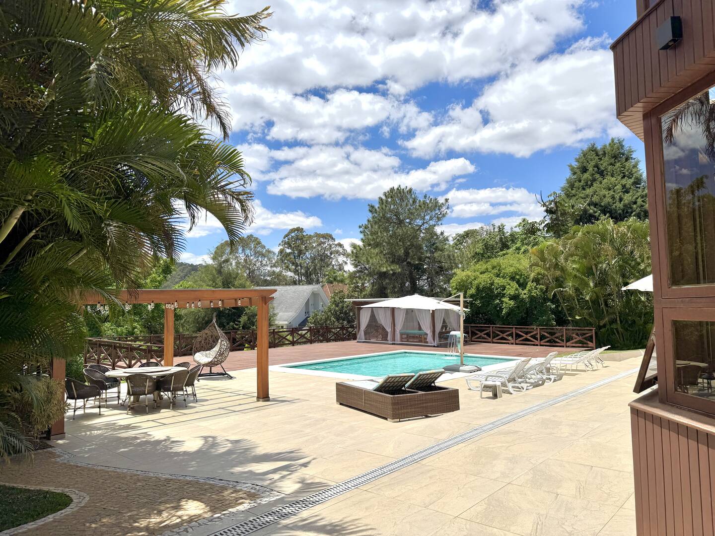 Casa à Venda no Tamboré 1 com 4.000 m², Vista Permanente e Estilo Casa de Campo
