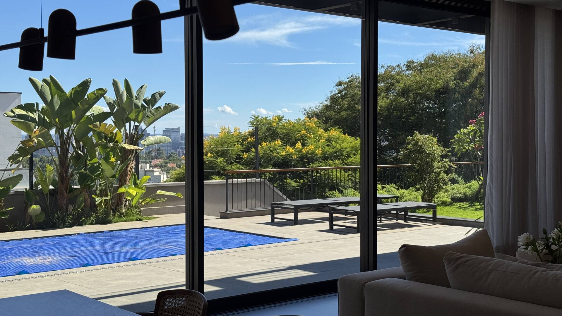 Casa à venda no Tamboré 10 com vista permanente para a mata e amplo terreno