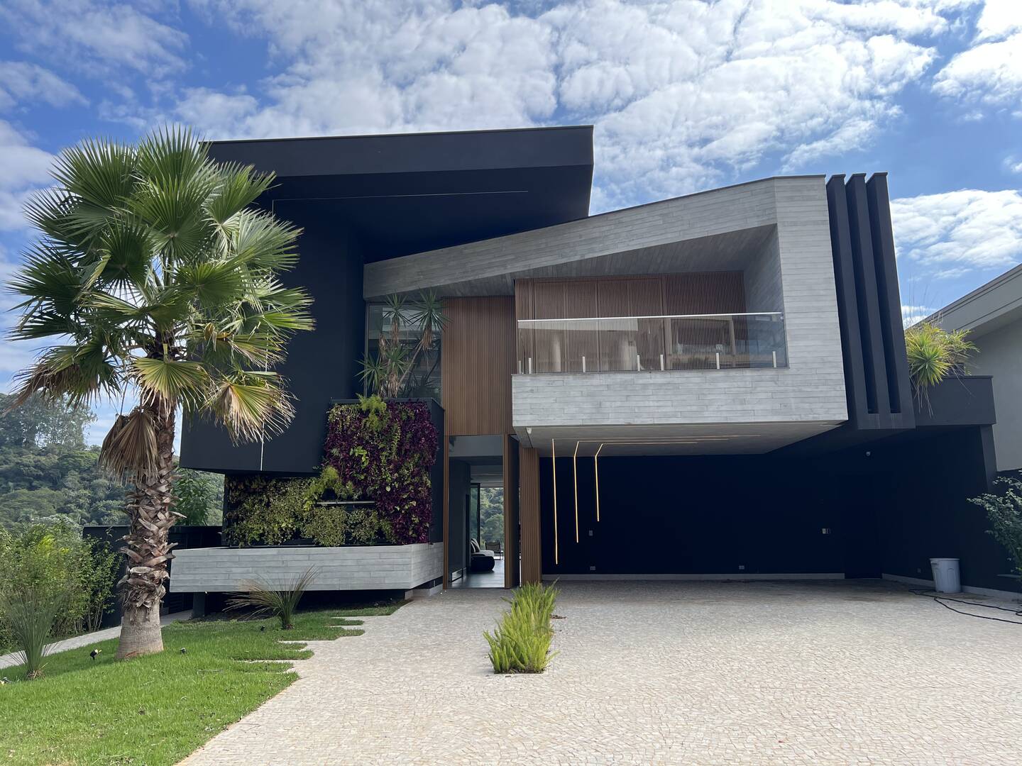 Casa contemporânea com lazer completo e elevador