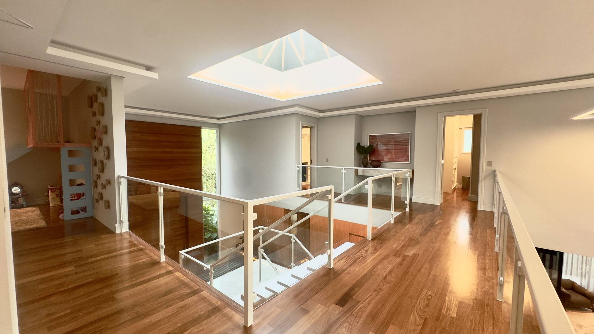 Casa Contemporânea no Tamboré 1 com 3.167 m² de Terreno e Vista Permanente para a Mata