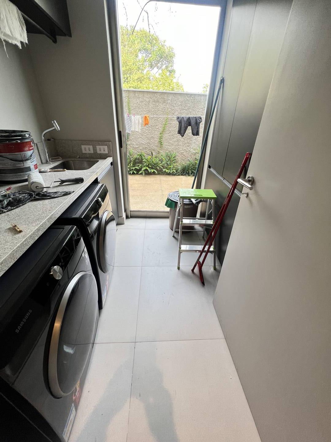 Residência autoral de David Bastos com piscina natural e design brasileiro
