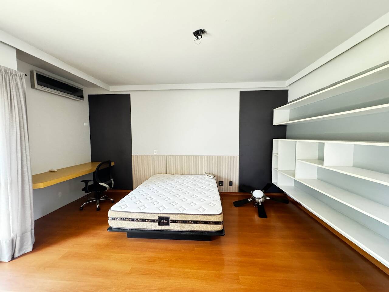 Casa de Alto Padrão Mobiliada com 4 Suítes, Quadra de Tênis Oficial e Lazer Completo em Alphaville
