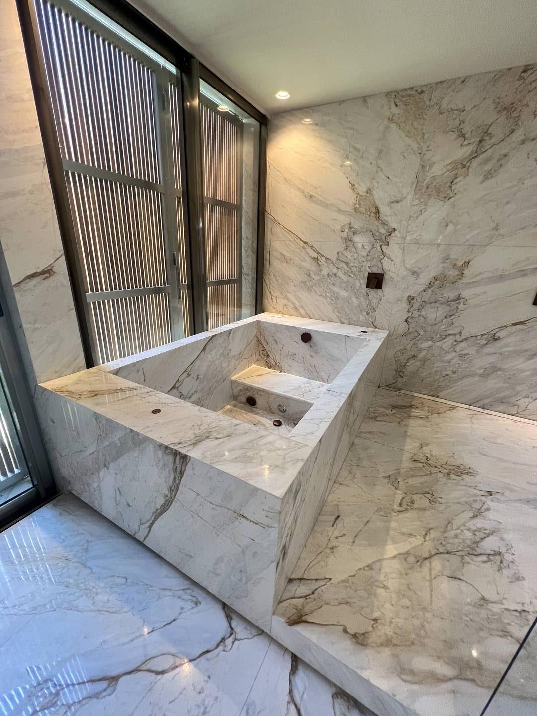 Residência autoral de David Bastos com piscina natural e design brasileiro