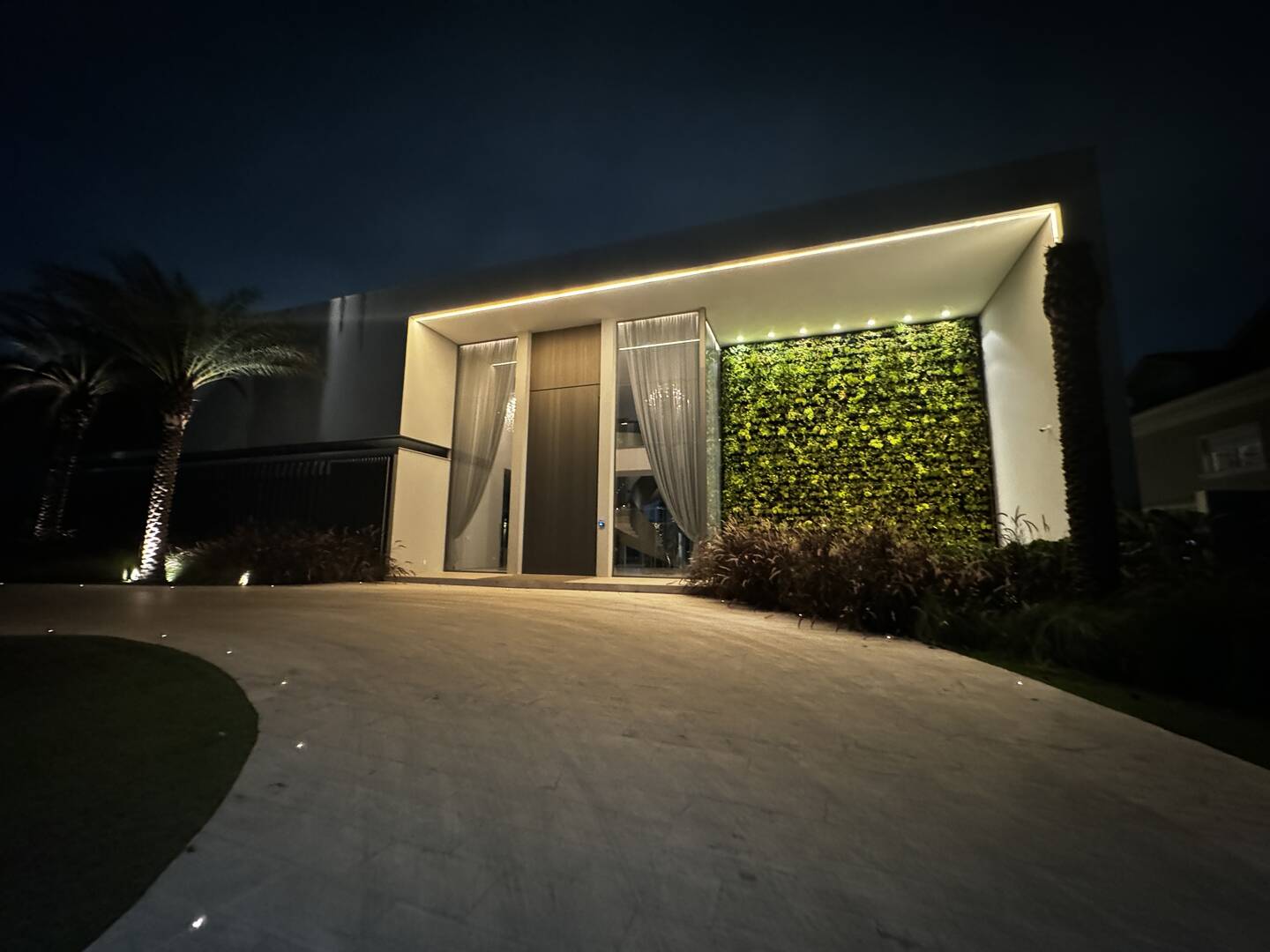 Casa com 6 suítes, vista panorâmica e arquitetura contemporânea no Tamboré 2