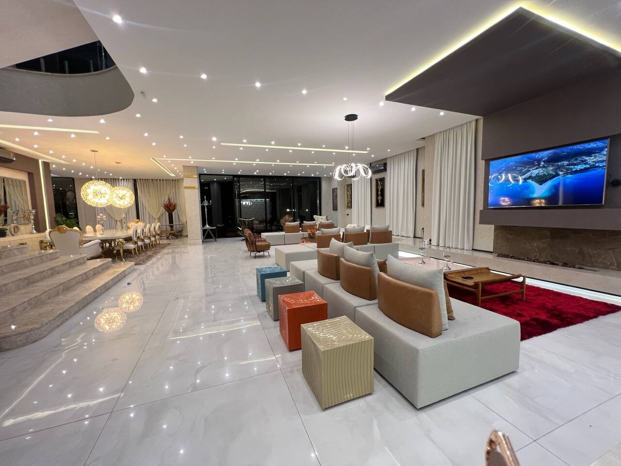 Residência Assinada por Karina Stein com 11 Suítes e Infraestrutura Completa de Lazer