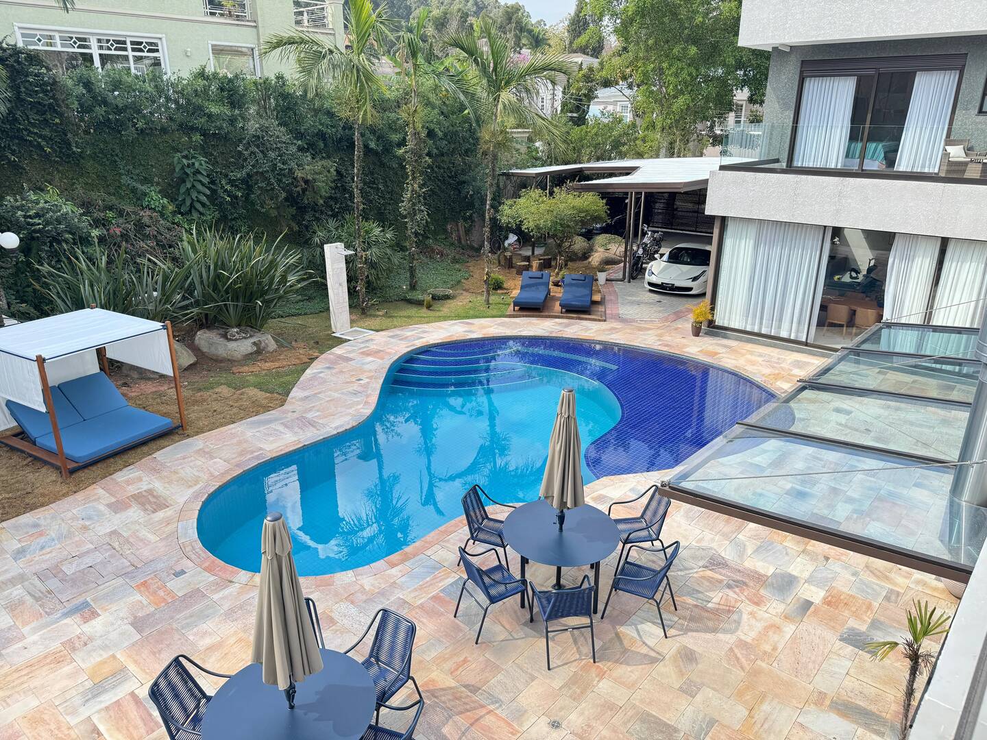 Casa Contemporânea à Venda no Tamboré 1 com 5 Suítes e Lazer Integrado