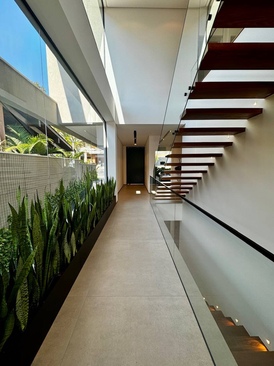 Casa recém-construída à venda no Alphaville Residencial 1 com 4 suítes e automação