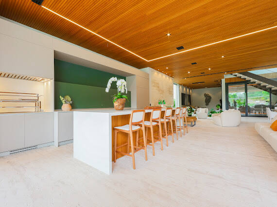 Casa à venda no Tamboré 2 com projeto Rodrigo Latorre e adega climatizada para 700 garrafas